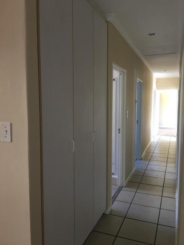 To Let 3 Bedroom Property for Rent in Uitzicht Western Cape